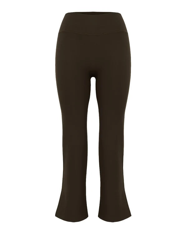 Form Mid Rise Invisible Scrunch Flare Capri Leggings 25"