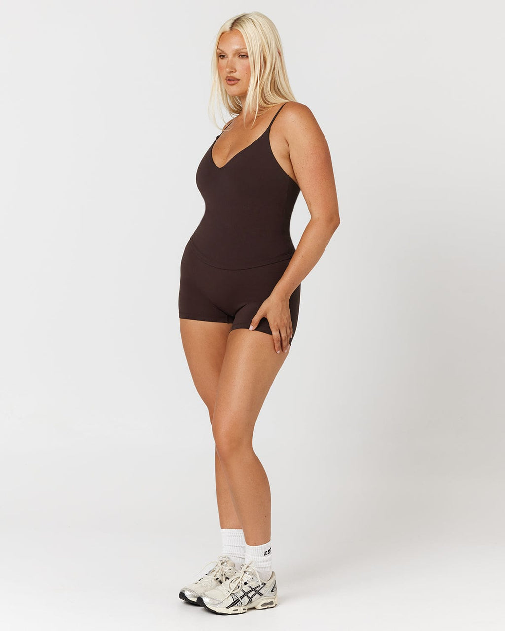 Form Invisible Scrunch Shorts 4" | Espresso