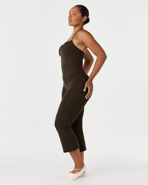 Form Mid Rise Invisible Scrunch Flare Capri Leggings 25"
