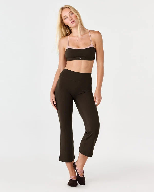 Form Mid Rise Invisible Scrunch Flare Capri Leggings 25"