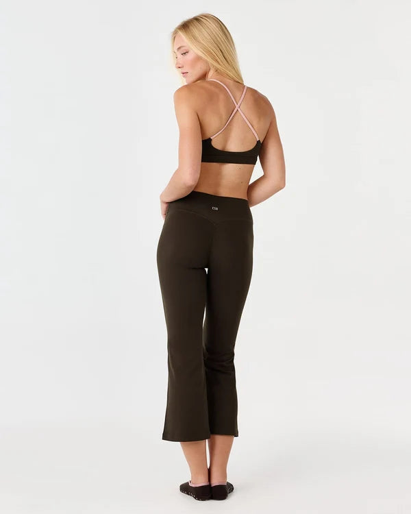 Form Mid Rise Invisible Scrunch Flare Capri Leggings 25"